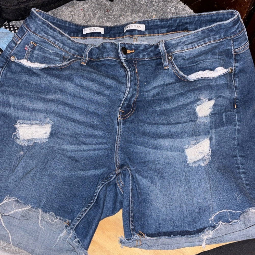 Size 20, Vigoss ripped jean shorts.